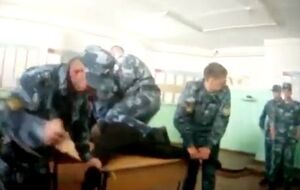 На видео 18 сотрудников колонии пытают заключенного
