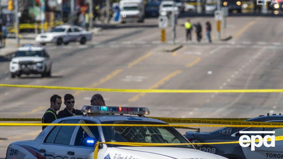 У поліції Торонто не уточнили, було злочинця застрелено чи він учинив самогубтво