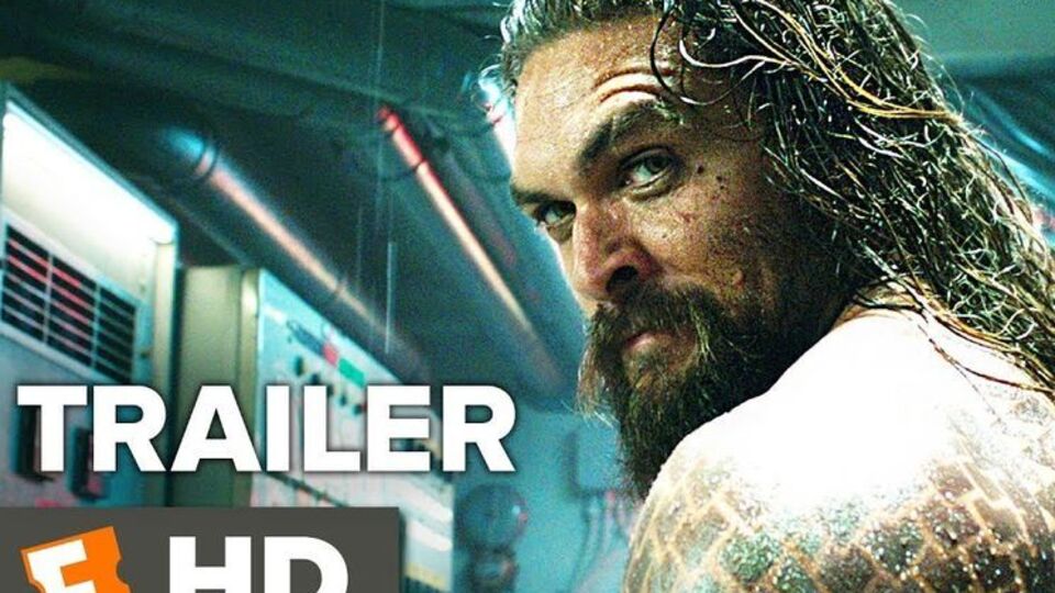 Момоа исполняет роль Аквамена