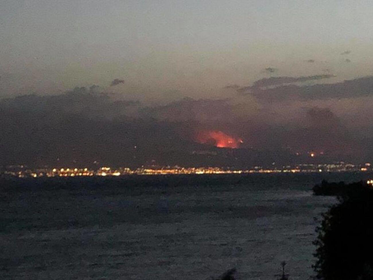 Власти Греции ввели режим чрезвычайного положения в районе Афин