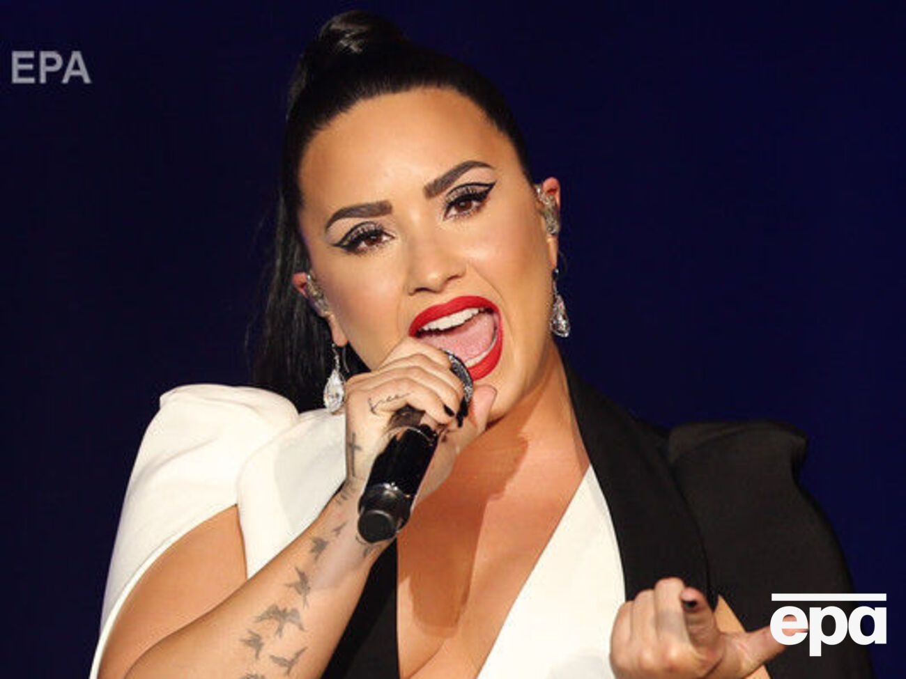 Ловато госпіталізували