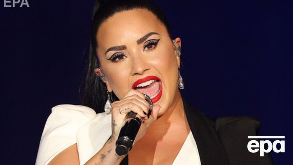 Ловато госпіталізували