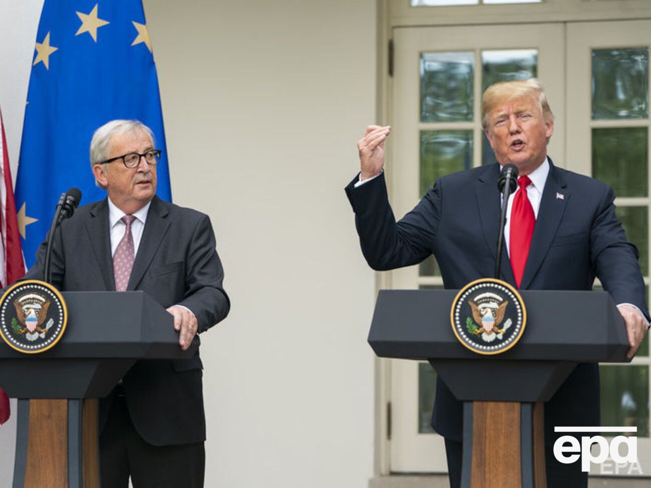 Юнкер (ліворуч) і Трамп обговорювали торговельні відносини між ЄС та США