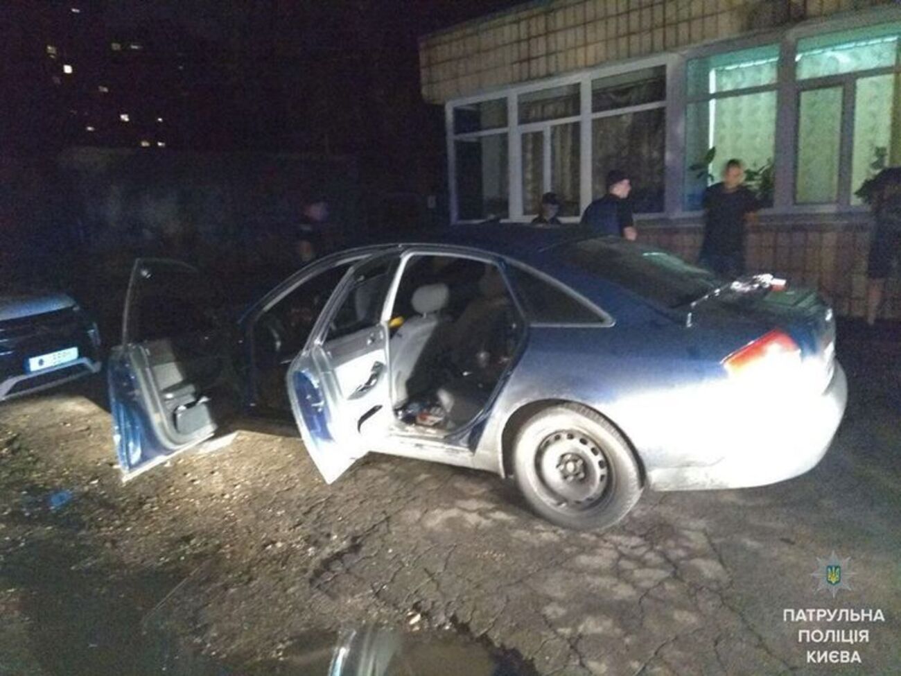 Один із чоловіків, який перебував на задньому сидінні автомобіля, повідомив поліцейським, що його викрали