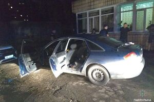 Один із чоловіків, який перебував на задньому сидінні автомобіля, повідомив поліцейським, що його викрали
