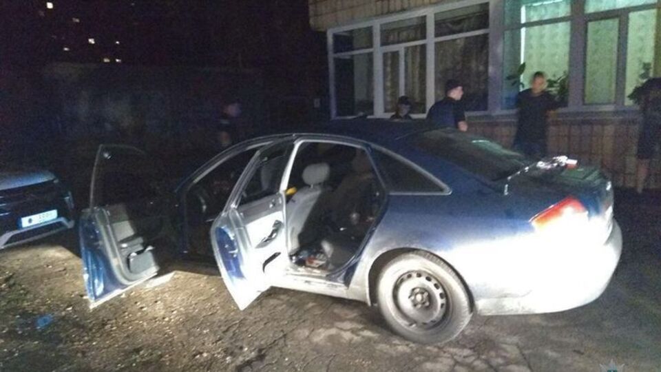 Один із чоловіків, який перебував на задньому сидінні автомобіля, повідомив поліцейським, що його викрали