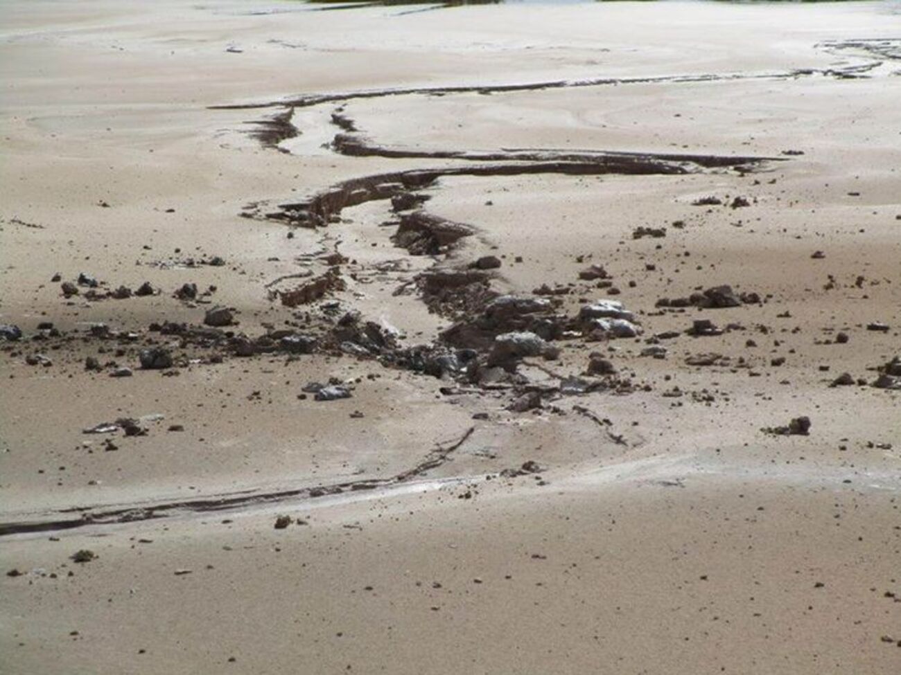 В случае повреждения стенок чаши ядовитая жидкость может попасть в грунтовые воды и реку Кривой Торец