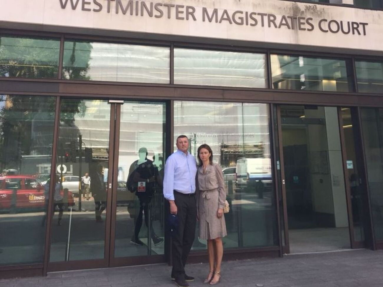 Бондарчук с супругой 25 июня возле&nbsp;Вестминстерского Магистратского суда