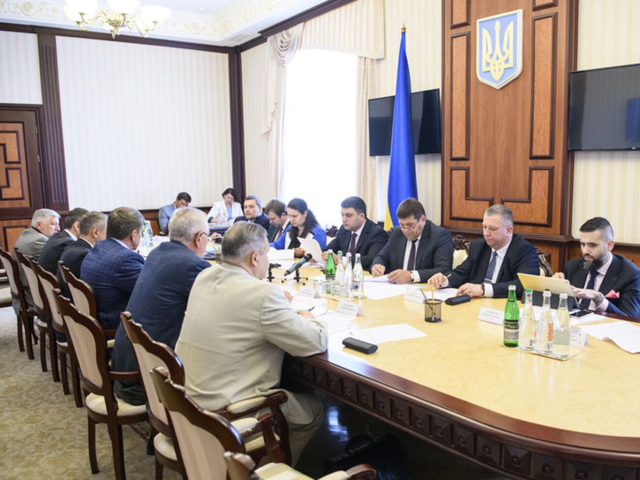 Владимир Гройсман:&nbsp;Нам нужно забыть о стуке шахтерских касок, когда люди говорят о своей заработной плате. Мы должны слышать на добывающих предприятиях шум производства