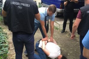 Оперативники СБУ затримали чиновника під час одержання хабара