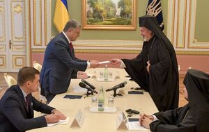 Представители патриарха Варфоломея вручили президенту Украины Петру Порошенко его послание