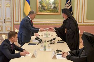 Представники патріарха Варфоломія вручили президенту України Петрові Порошенку його послання