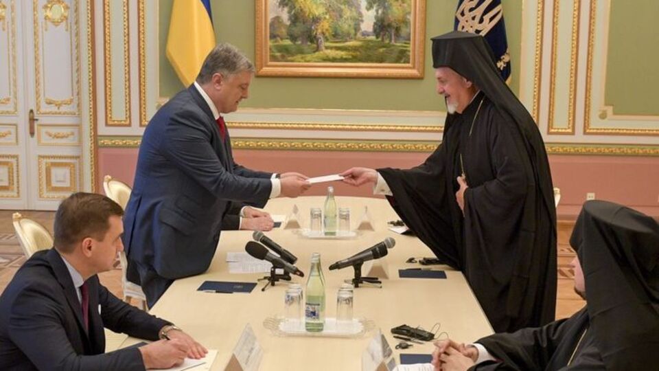Представники патріарха Варфоломія вручили президенту України Петрові Порошенку його послання