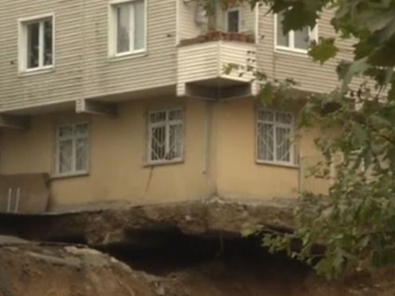 Сильні зливи підмили землю під фундаментом чотириповерхівки