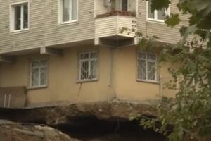 Сильные ливни подмыли землю под фундаментом четырехэтажки