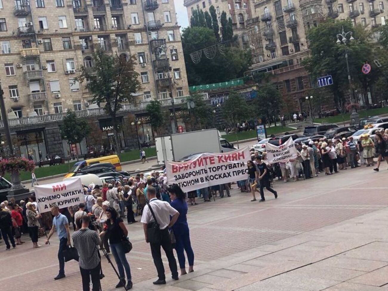 За даними мітингувальників, неофіційно сигарети продають у більш ніж 100 точках "Союздруку"