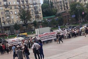 По данным митингующих, неофициально сигареты продаются в более чем 100 точках "Союзпечати"