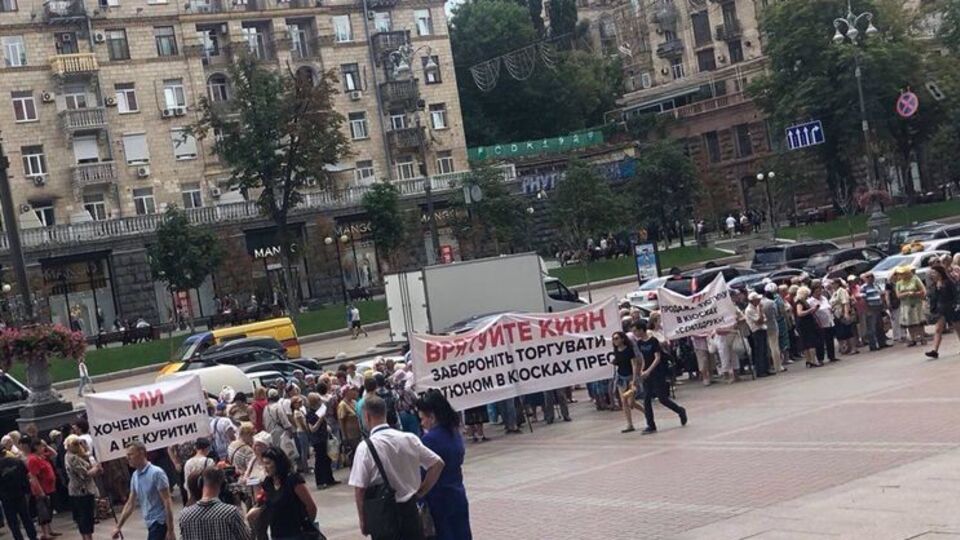 По данным митингующих, неофициально сигареты продаются в более чем 100 точках "Союзпечати"