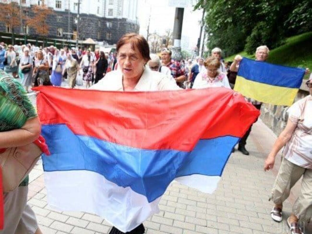 Полицейские попросили женщину спрятать российский флаг