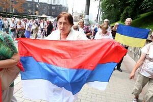 Поліцейські попросили жінку заховати російський прапор
