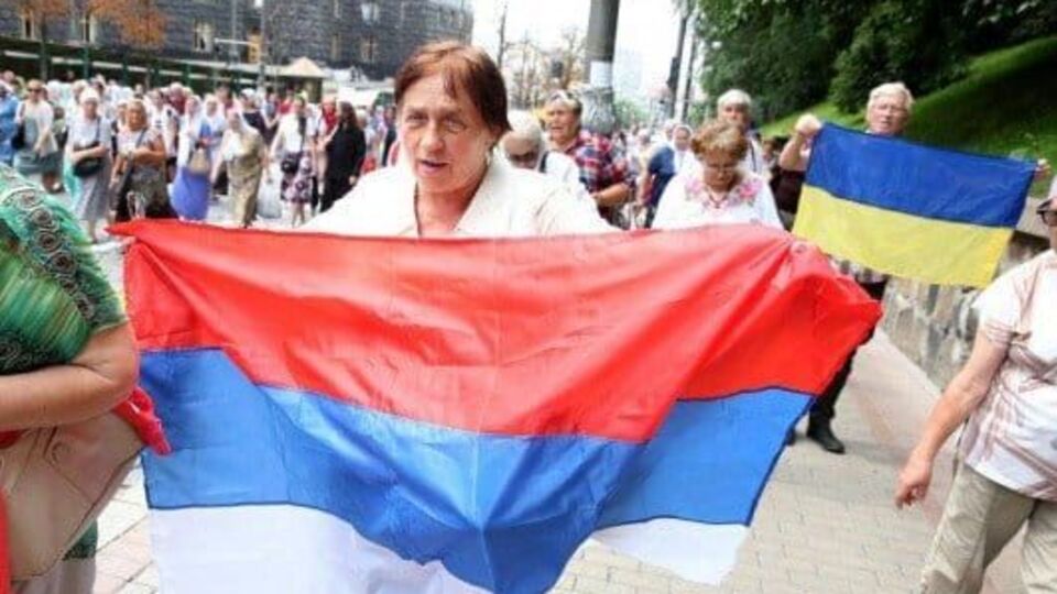 Поліцейські попросили жінку заховати російський прапор