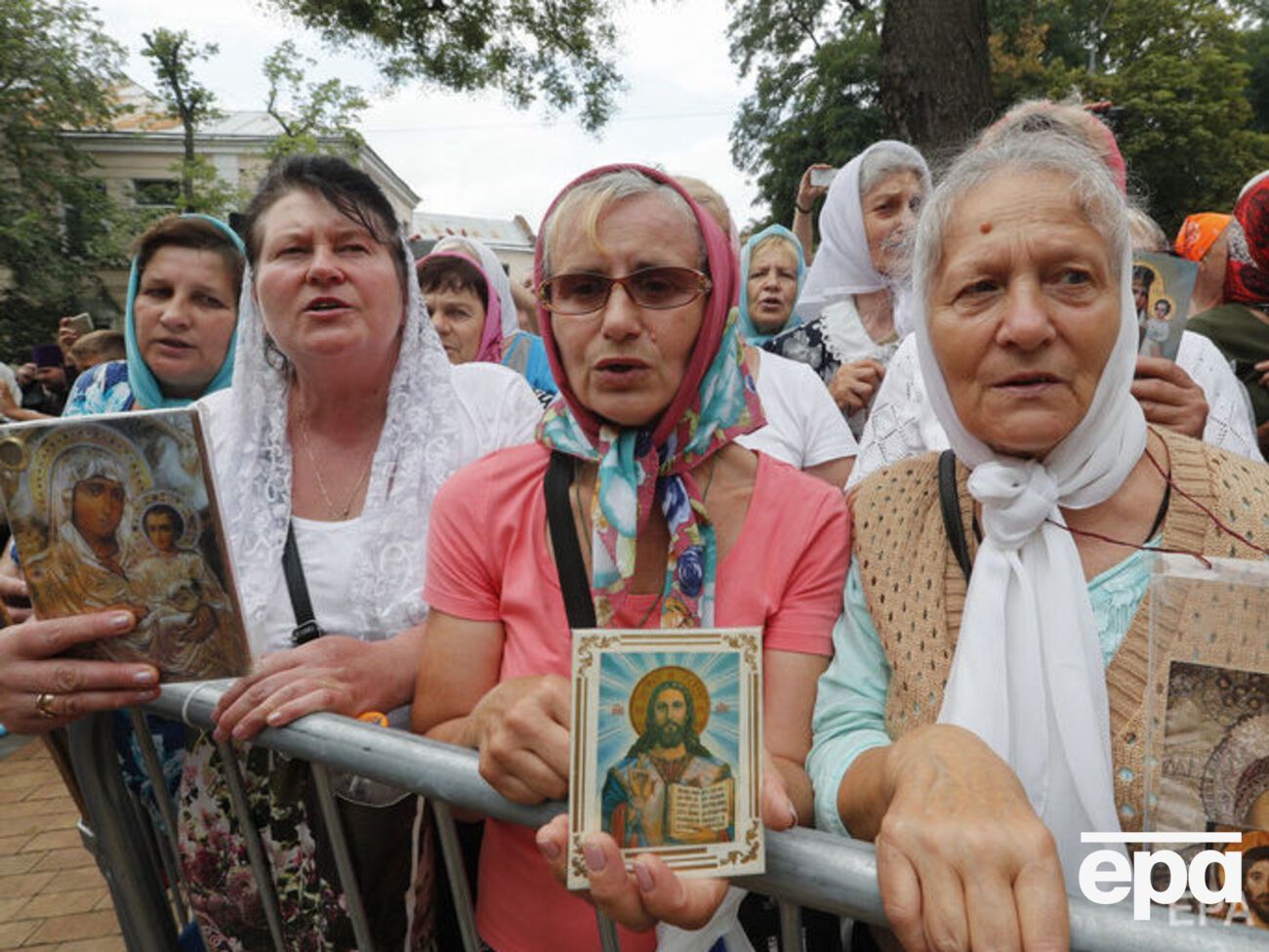 Жінки вийшли на столичні вулиці з іконами