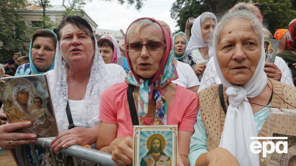 Жінки вийшли на столичні вулиці з іконами
