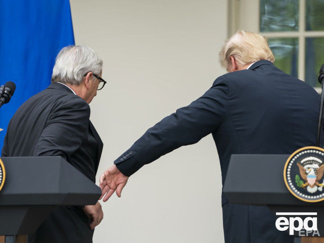 Юнкер отметил, что его поцелуй с Трампом "хорошо передал атмосферу момента"