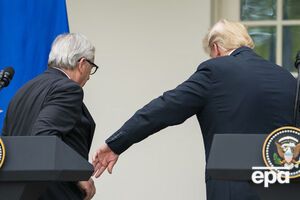 Юнкер отметил, что его поцелуй с Трампом "хорошо передал атмосферу момента"