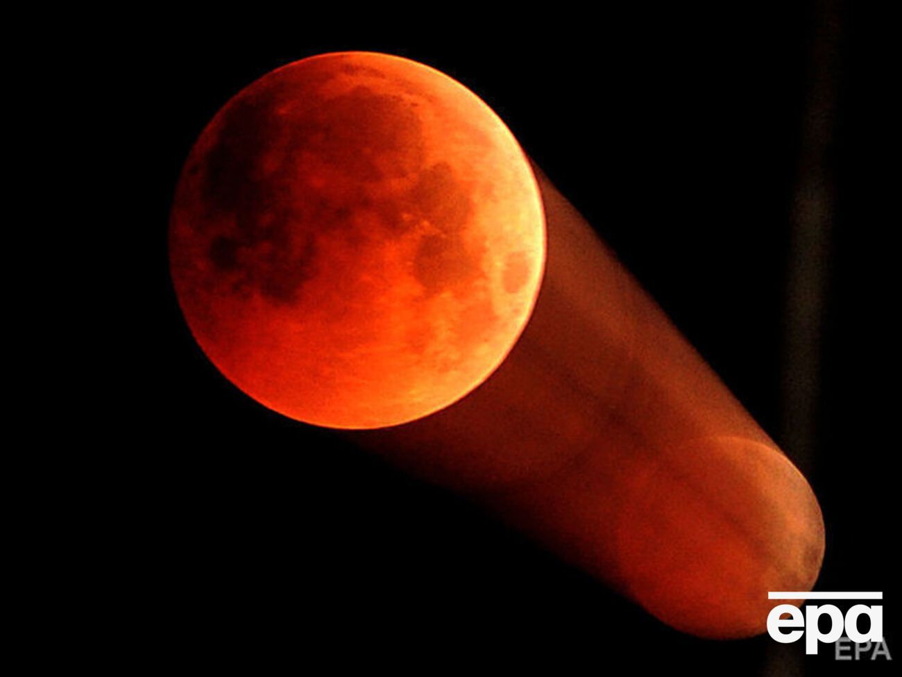 Жители Земли наблюдали полное лунное затмение. Фоторепортаж