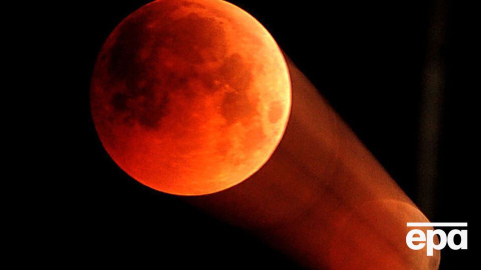 Жителі Землі спостерігали повне місячне затемнення. Фоторепортаж