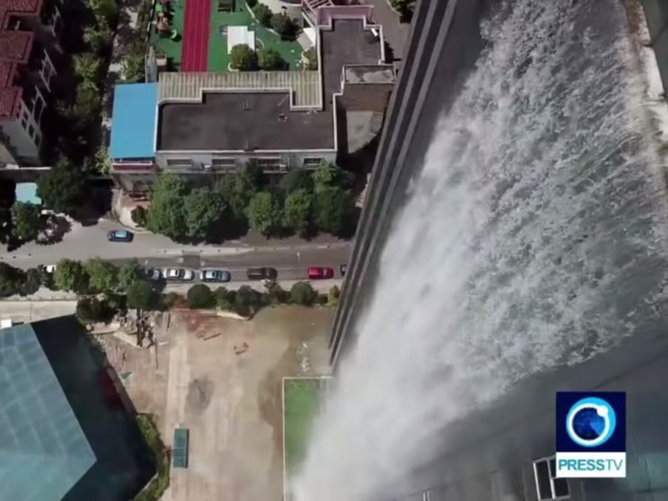 Хмарочос із водоспадом сягає 121 метра заввишки