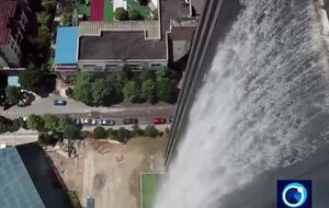 Хмарочос із водоспадом сягає 121 метра заввишки