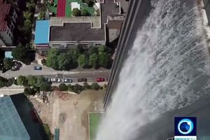 Небоскреб с водопадом достигает 121 метра в высоту