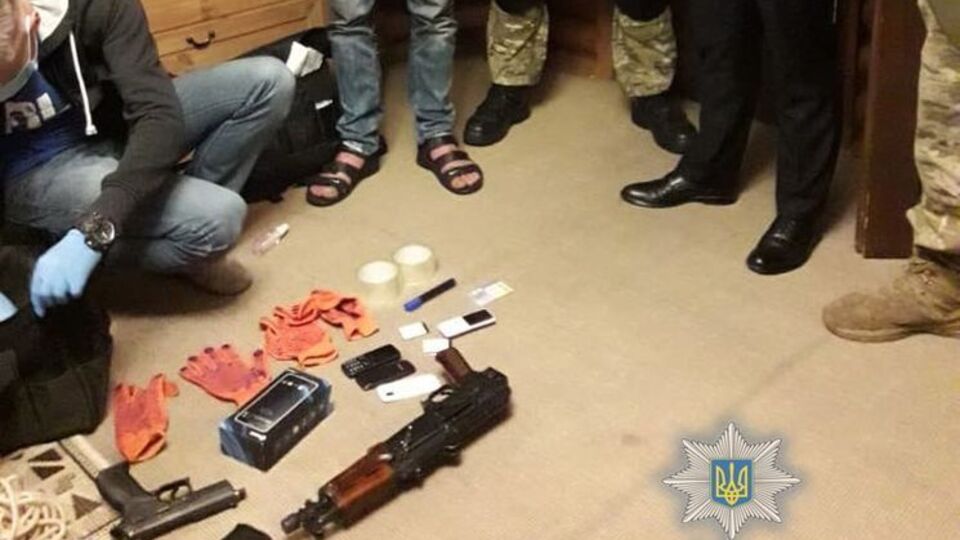 Під час обшуку в імовірного кілера вилучили зброю