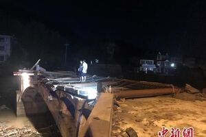 Людей причавило покрівлею мосту