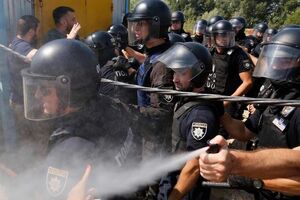 Ефрем Лукацкий: Один из полицейских, видя, что я снимаю, зарядил мне газом в глаза по полной программе