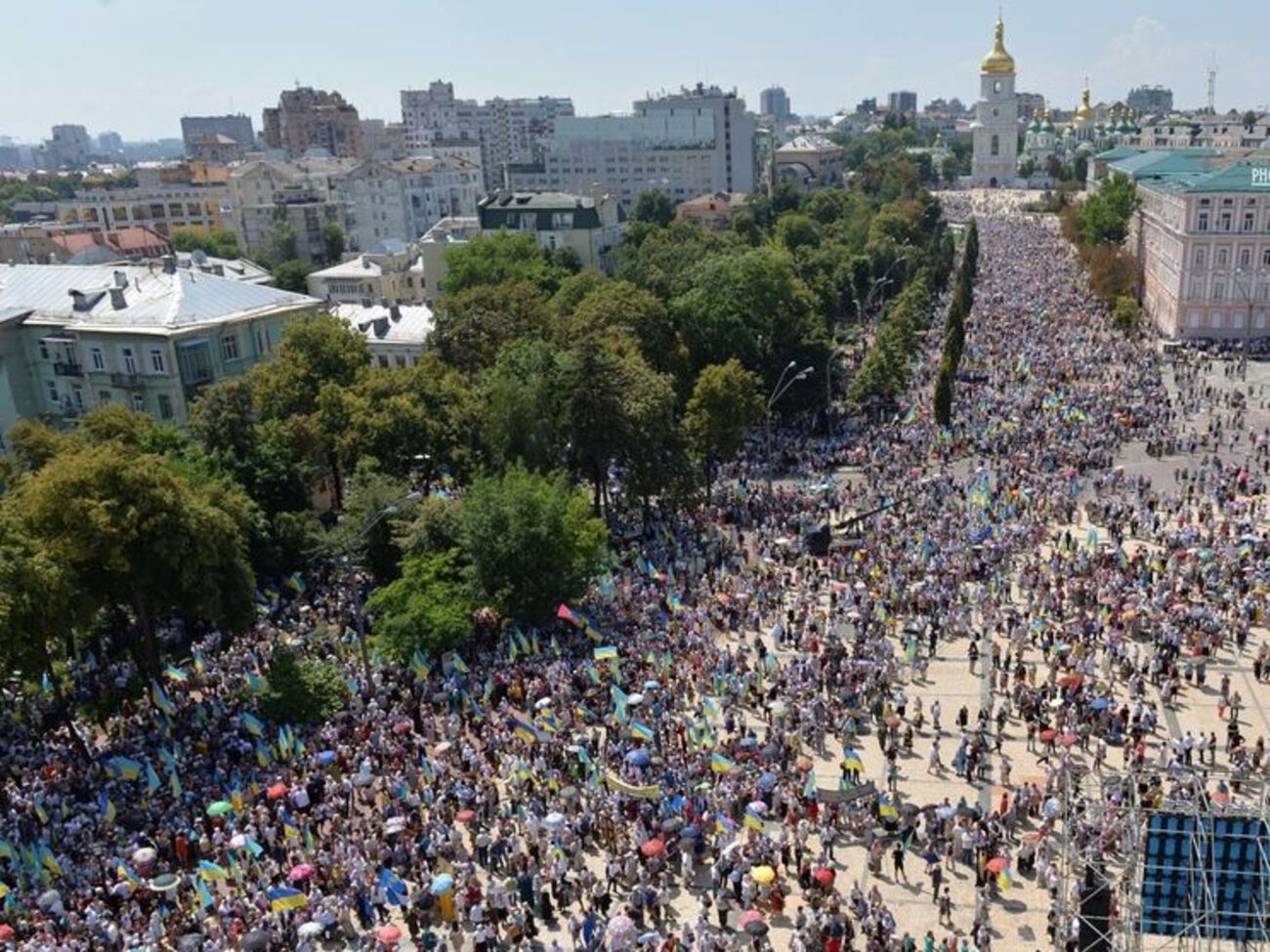 Учасники хресного ходу за єдину українську церкву на Софійській площі