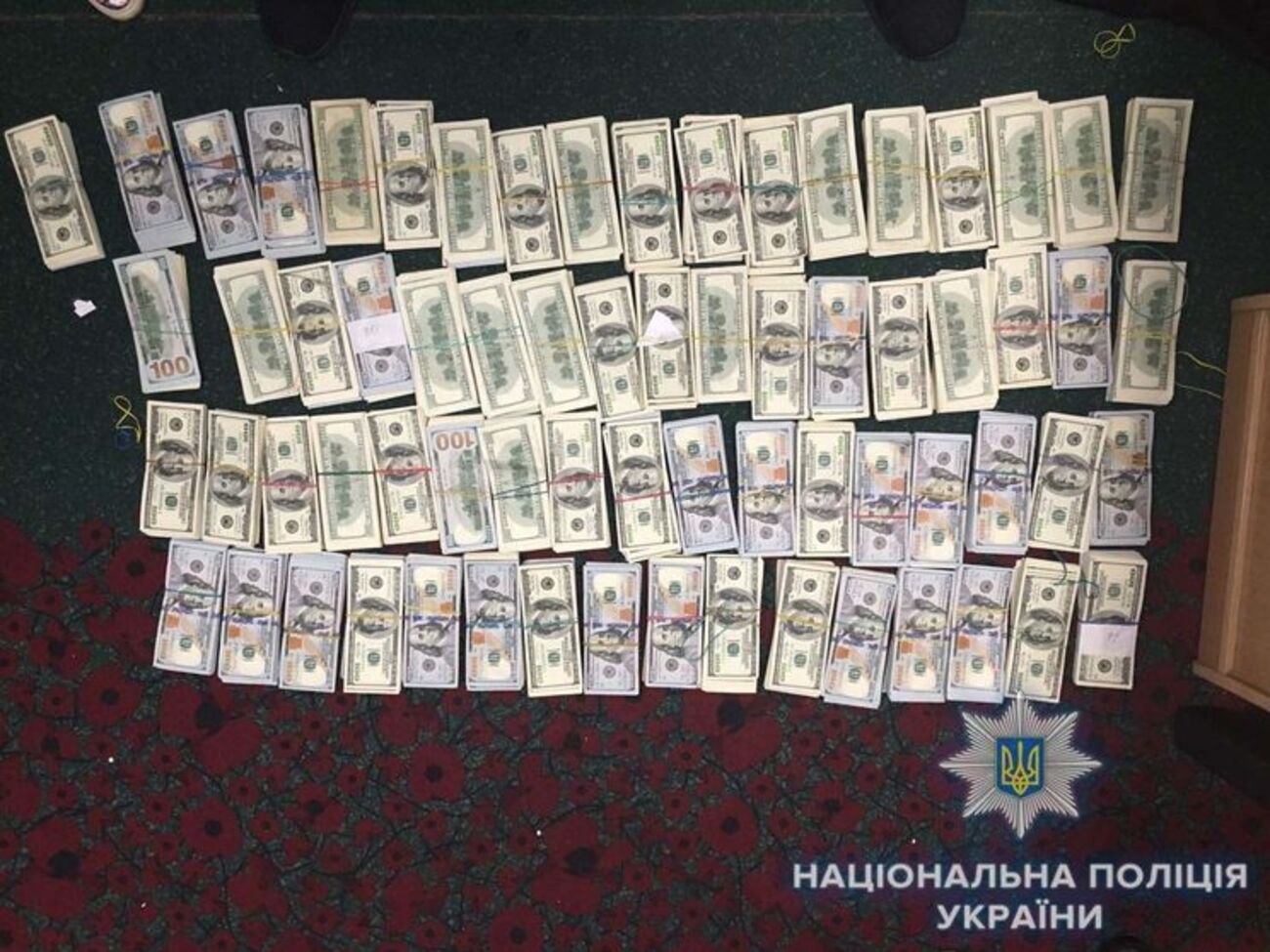 Обнаружив тайник, подозреваемый бросил вещи и взял только деньги