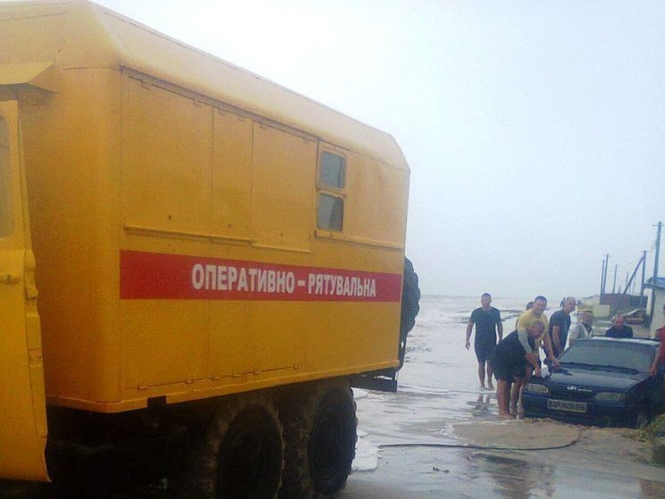 Автомобілі застрягли в піску
