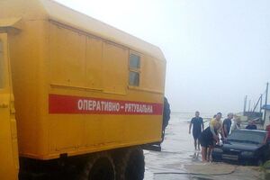 Автомобілі застрягли в піску
