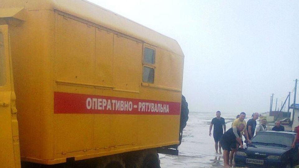 Автомобілі застрягли в піску