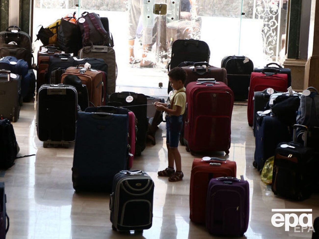 У зазначений час пасажири літака зібралися у вестибюлі готелю, але по них ніхто не приїхав