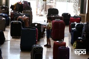 В указанное время пассажиры самолета собрались в вестибюле гостиницы, но за ними никто не приехал