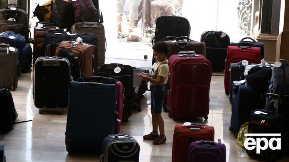 В указанное время пассажиры самолета собрались в вестибюле гостиницы, но за ними никто не приехал