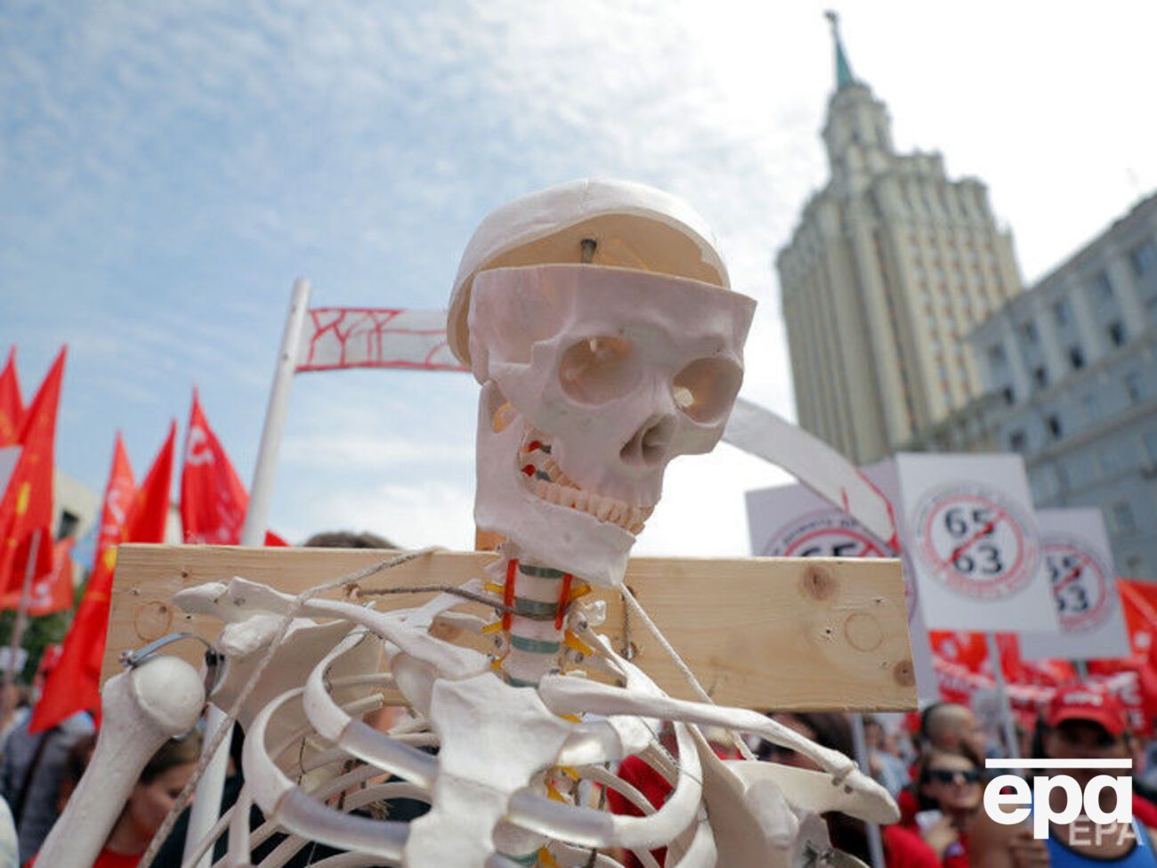 "Здохнемо дружно на роботі". У десятках російських міст протестували проти підвищення пенсійного віку. Фоторепортаж