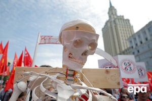 "Здохнемо дружно на роботі". У десятках російських міст протестували проти підвищення пенсійного віку. Фоторепортаж