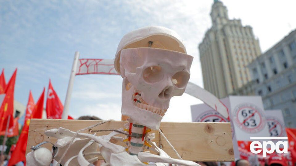"Сдохнем дружно на работе". В десятках российских городов протестовали против повышения пенсионного возраста. Фоторепортаж