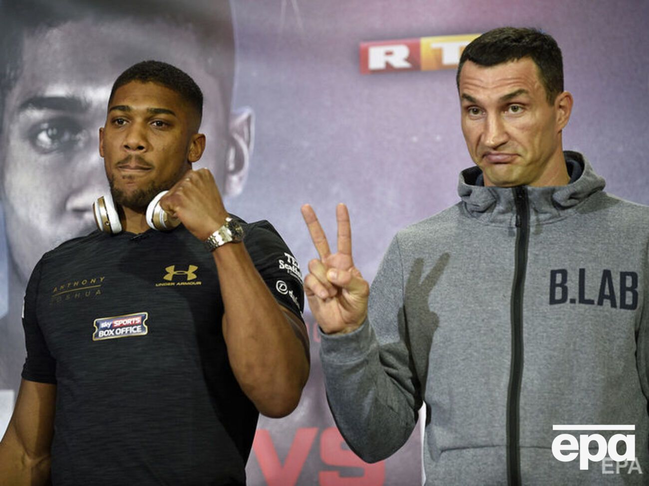 Кличко (справа) проиграл Джошуа в апреле 2017 года
