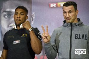 Кличко (справа) проиграл Джошуа в апреле 2017 года